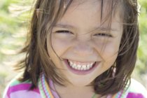 Маленька дівчинка посміхається на камеру — стокове фото
