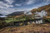 Jacobite Express crossing Glenfinnan Viaduct — Stock Photo