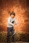 Rapaz com palheiro e forquilha — Fotografia de Stock