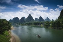 China, Landschaft mit Li-Fluss — Stockfoto