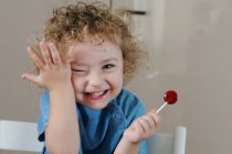Bambino sorridente con lecca-lecca — Foto stock