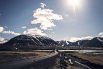 Island, sonnenbeschienene Straße — Stockfoto