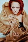 Femme rousse en papier artisanal — Photo de stock