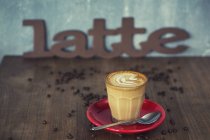 Café Latte auf Holztisch — Stockfoto