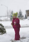 Ragazza bambino con fiocco di neve — Foto stock