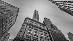 Niedriger Blickwinkel auf Gebäude — Stockfoto