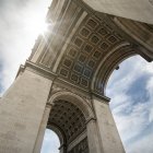 Soleil brille à travers le bord de l'Arc de Triomphe — Photo de stock
