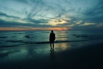 L'uomo cammina verso il mare — Foto stock