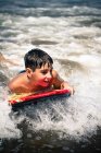 Хлопчик-підліток плаває в морі — стокове фото