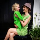 Mutter sitzt mit Tochter auf Schoß — Stockfoto
