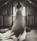 Женщина в свадебном платье на чердаке — стоковое фото