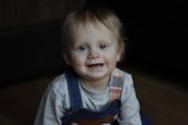 Маленький мальчик улыбается в камеру — стоковое фото