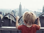 Garçon regardant la ville de New York — Photo de stock