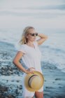 Frau steht am Strand — Stockfoto