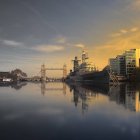 Belfast y Tower Bridge - foto de stock