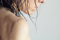 Spalla femminile con gocce d'acqua — Foto stock