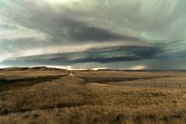 Nuvens de tempestade acima do campo — Fotografia de Stock
