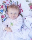 Bébé fille couché dans la crèche — Photo de stock