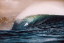 Огромная волна на закате — стоковое фото