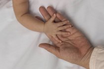 Mains de mère et bébé — Photo de stock