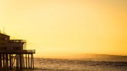 США, Калифорния, округ Лос-Анджелес, Малибу, Силуэт пира на закате — стоковое фото