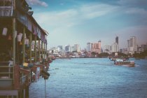Puerto con horizonte en Bangkok - foto de stock