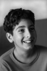 Портрет улыбающегося мальчика — стоковое фото