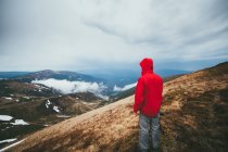 Mann blickt auf schöne Berglandschaft — Stockfoto