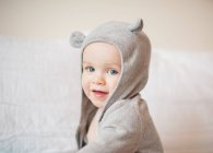 Niño pequeño disfrazado con orejas - foto de stock