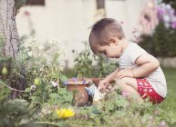Enfant jouant dans le jardin — Photo de stock