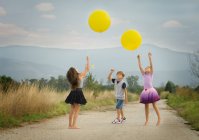 Niños jugando con globos - foto de stock