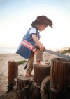Junge im Piratenkostüm spaziert am Strand — Stockfoto