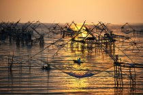 Redes de pesca chinas instaladas en el mar - foto de stock