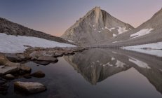Merriam Peak refletido em Royce Lake — Fotografia de Stock