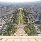 Stadt vom Eiffelturm aus gesehen — Stockfoto