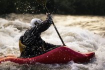 Hombre kayak en agua blanca - foto de stock