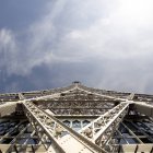 Vue du bas de la tour Eiffel — Photo de stock