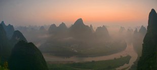 Lever de soleil sur la Chine Karst montagnes — Photo de stock