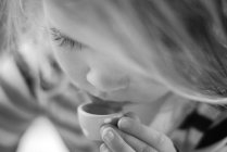 Маленька дівчинка п'є чай — стокове фото