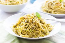 Spaghetti with mint avocado pesto — Stock Photo