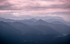 Siluetas de las montañas durante la hora azul - foto de stock
