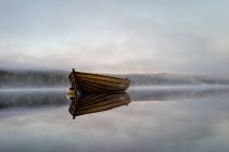 Barca in prima mattina nel lago — Foto stock