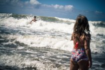 Мальчик и девочка играют в море — стоковое фото