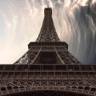 Vista inferior de la torre Eiffel - foto de stock