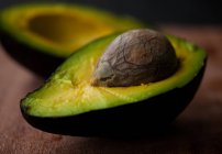 Ripe avocado slices — Stock Photo