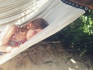 Дівчина лежить на гамаку — стокове фото