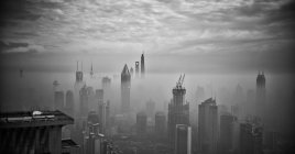 Shanghái paisaje urbano en la niebla - foto de stock
