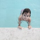 Chica en piscina - foto de stock