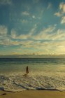 Fille marche sur la plage — Photo de stock
