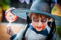 Мальчик в страшном костюме на Хэллоуин — стоковое фото